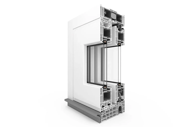 Techniczny przekrój okna PVC z potrójną szybą, białym profilem i uszczelkami