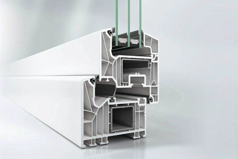 Przekrój profilu Okna PVC z potrójną szybą i stalowym wzmocnieniem