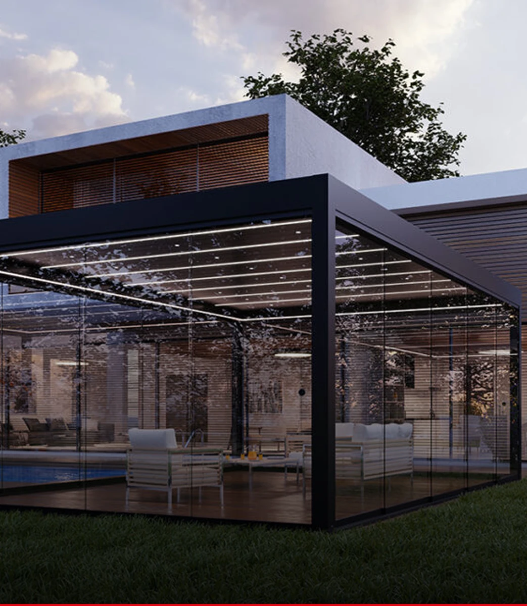 Nowoczesna pergola ogrodowa z aluminiowymi przeszkleniami tworząca przestronną, zaszkloną strefę tarasową przy domu