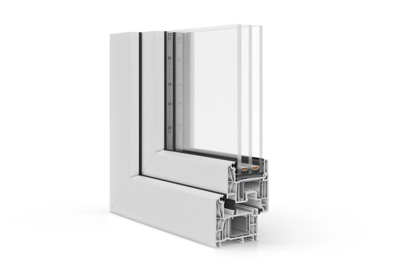 Przekrój okna PVC z potrójną szybą prezentujący profil i uszczelnienia