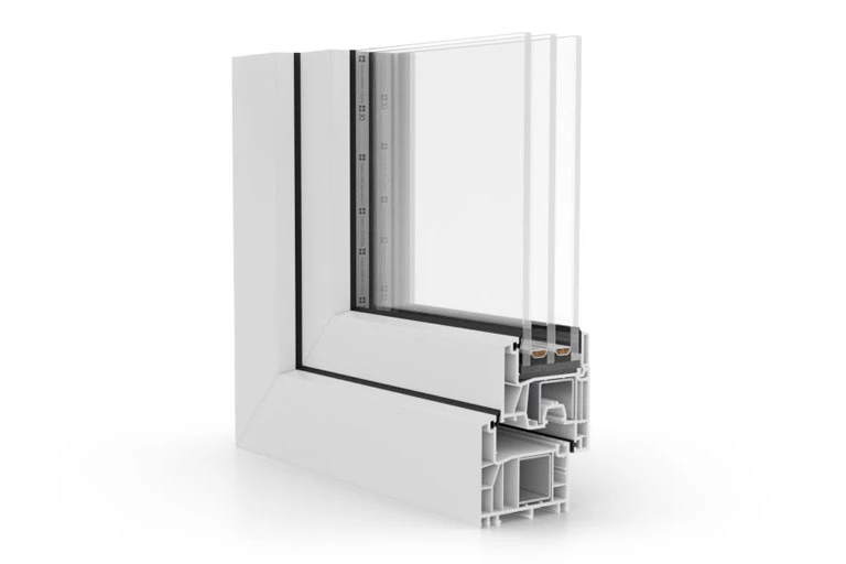 Przekrój białego okna PVC z potrójną szybą