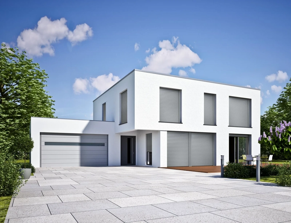 Nowoczesny biały dom z zamkniętymi roletami zewnętrznymi na dużych oknach